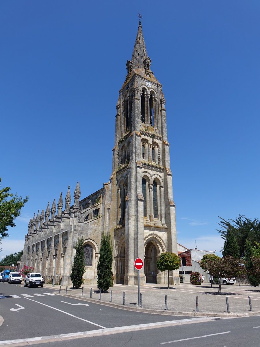 Lesparre-Mdoc, neugotische Kirche Notre-Dame Kirche, erbaut im 19. Jahrhundert (24.07.2018)
