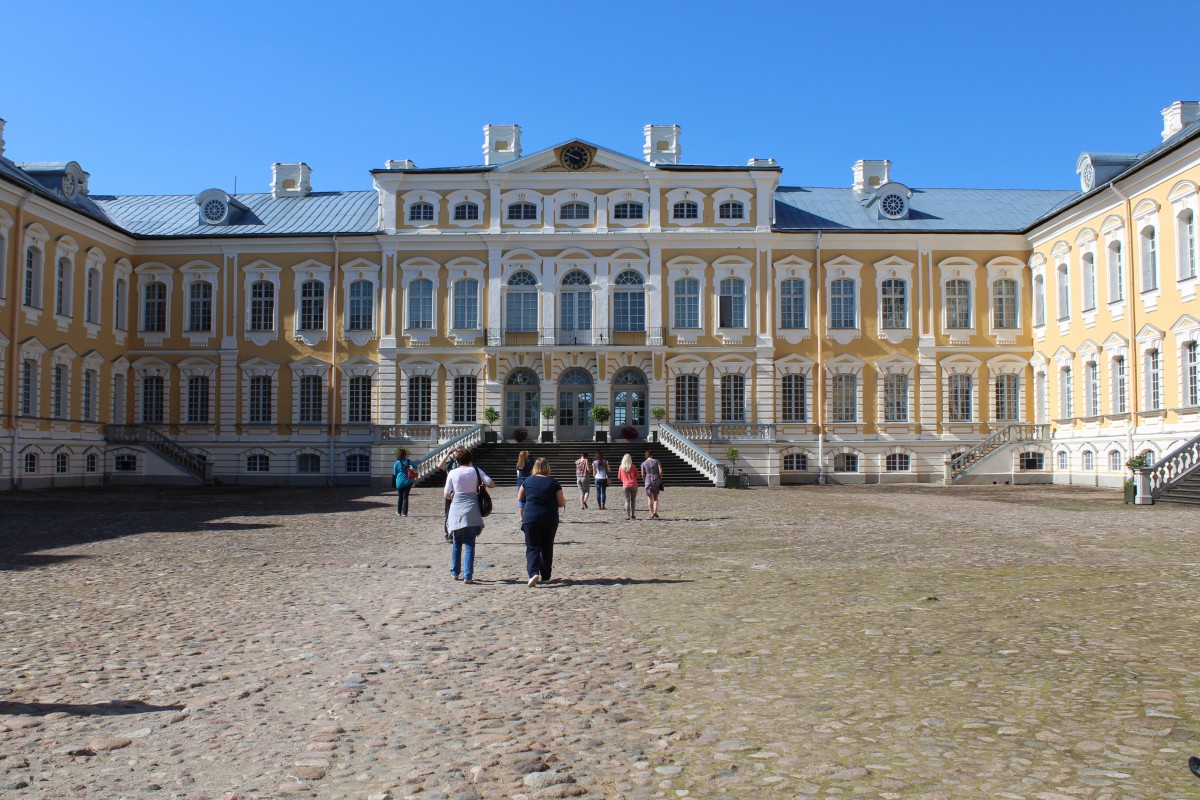 Lettland, Pilsrundale: Das Schloss Rundale, Innenhof am 30. Mai 2013.