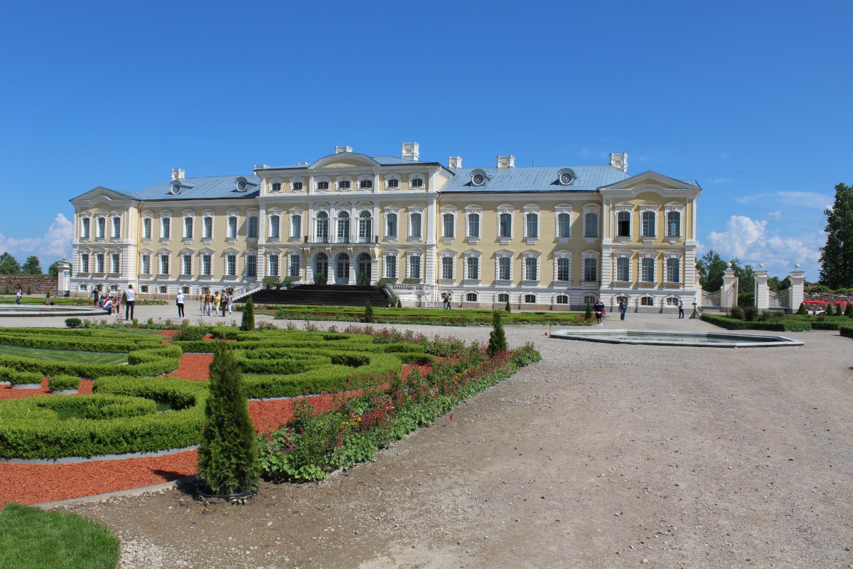 Lettland, Pilsrundale in Zemgale (dt. Semgallen): Hier lag ursprnglich ein Landgut, Ruhenthal (deshalb Rundale), das vom Grafen Ernst Johann von Biron bernommen wurde. Der Graf, der wenig spter Kurfrst von Kurland wurde, liess den italienisch-russischen Architekten Francesco Bartolemeo Rastrelli ein neues Schloss entwerfen. Dies geschah 1735-1736. Die Bauperiode dauerte von 1736 bis 1740. Rastrelli entwarf auch einen franzsischen Barockgarten, der spter zum Park erweitert wurde. - Aufnahmedatum: 30. Mai 2013. 