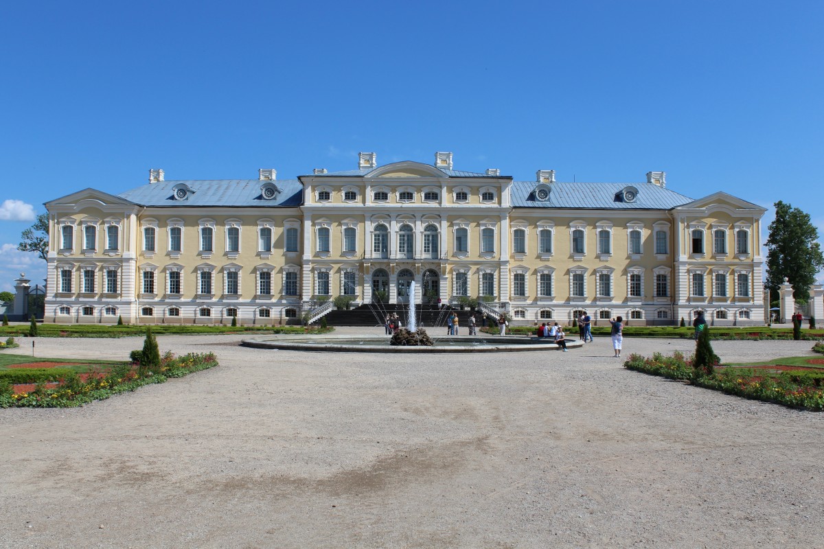 Lettland, Pilsrundale in Zemgale (dt. Semgallen) am 30. Mai 2013: Pils Rundales, dt. Schloss Rundale, vom Park gesehen. Bauherr war der Graf Ernst Johann von Biron, der ein wenig spter Kurfrst von Kurland wurde. Architekt war Francesco Bartolemeo Rastrelli, der sonst in Russland ttig war. - Das Schloss, das 1736 bis 1740 erbaut wurde, wird oft das Versailles des Baltikums genannt.