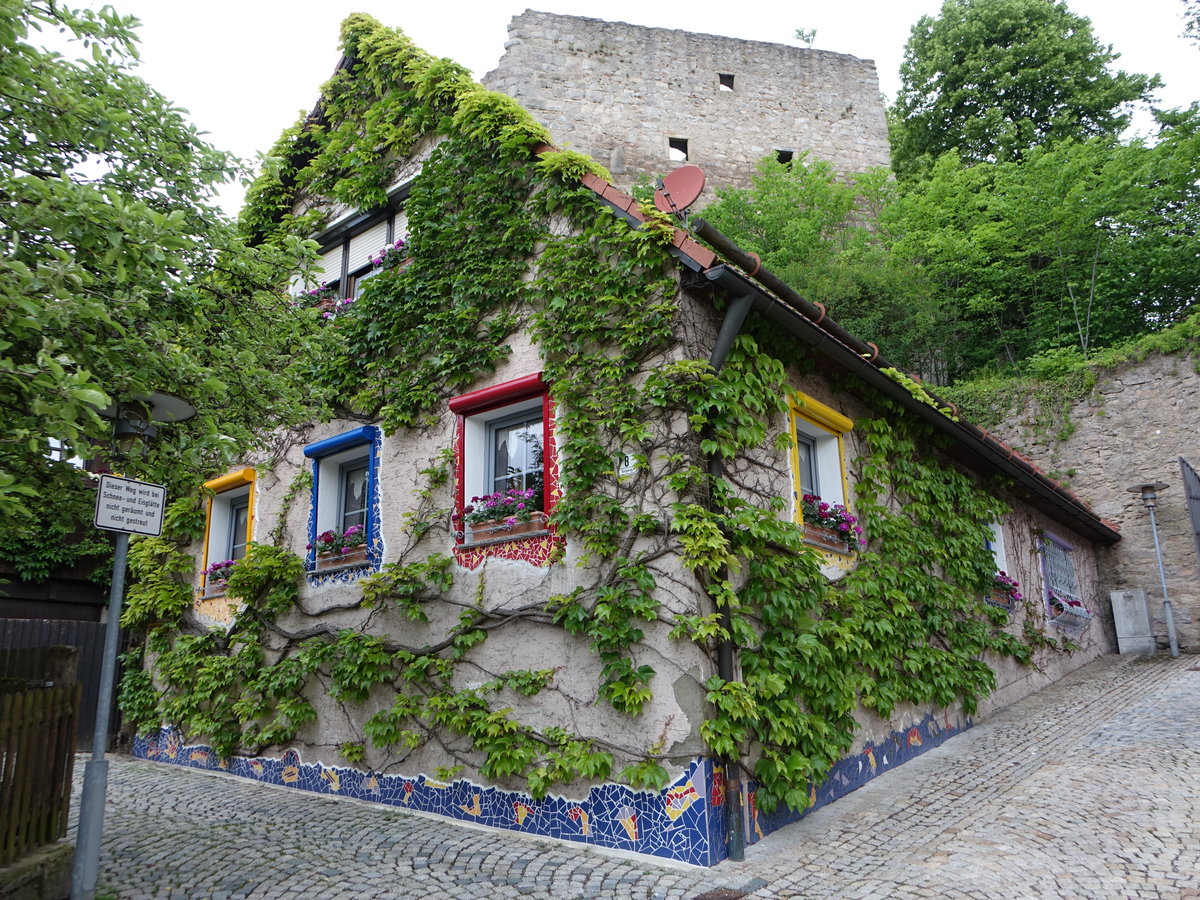 Leuchtenberg, Wohnhaus unterhalb der Burg am Burgweg (04.06.2017)