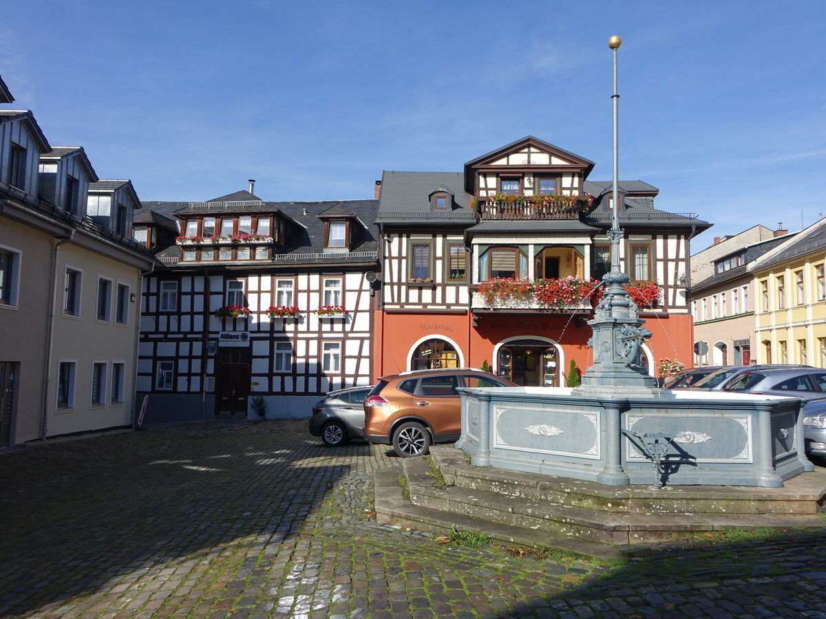 Leutenberg, Marktbrunnen und Fachwerkhuser am Markt (17.10.2022)