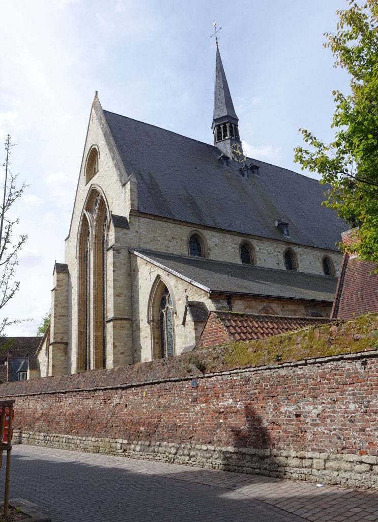 Leuven, Sint Jan de Doper Kirche im groen Beginenhof, frhgotische Basilika, erbaut ab 1305, heute Kirche der Universtitts Pfarrei (27.04.2015)