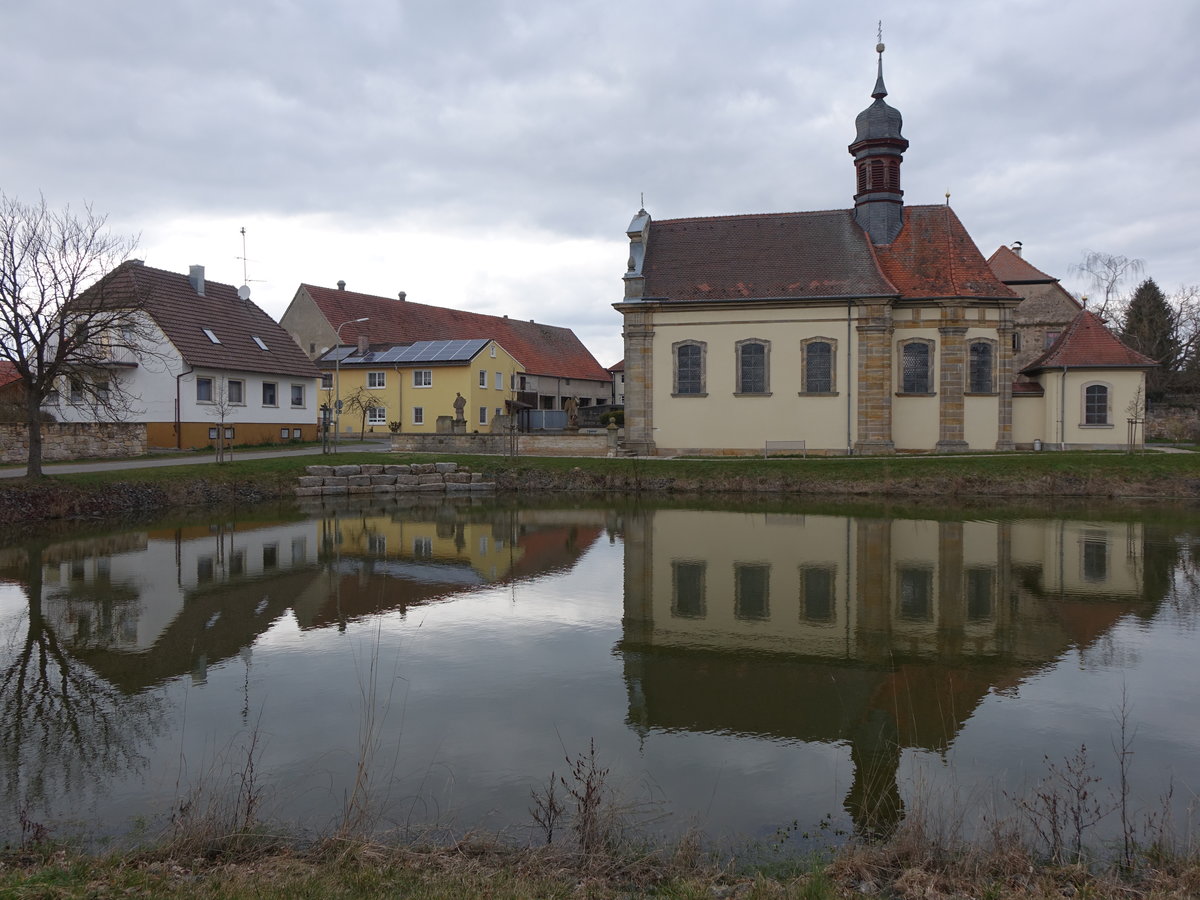 Leuzendorf, kath. Pfarrkirche St. Michael, Saalbau mit eingezogenem Polygonalchor, Dachreiter mit Zwiebeldach, erbaut 1732 (24.03.2016)