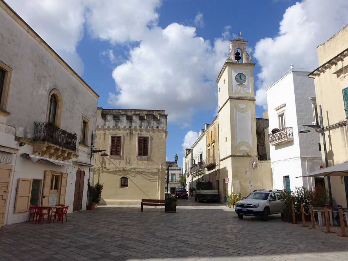 Leverano, Torre del Orologio an der Piazza Roma (02.03.2023)