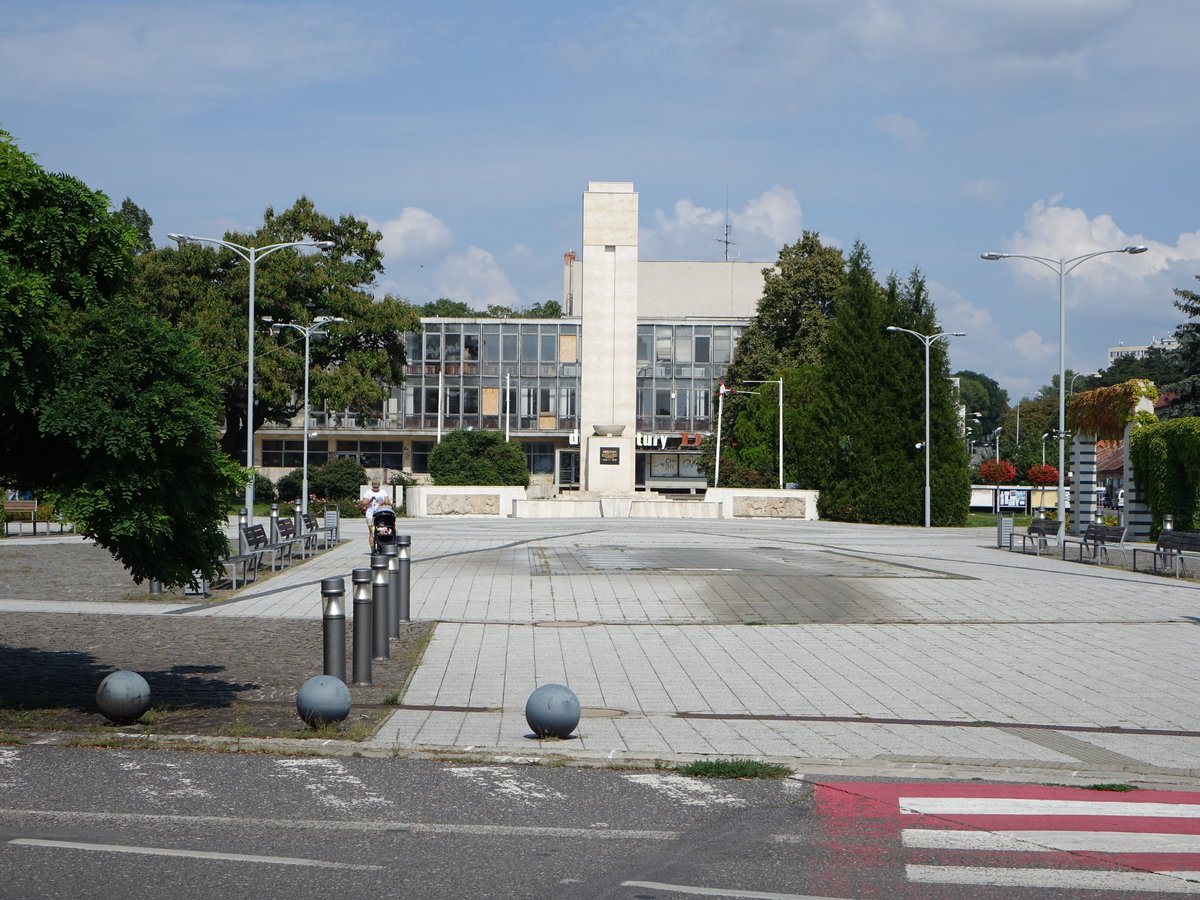 Levice / Lewenz, Kriegerdenkmal am Hauptplatz Namesti Hrdinov (27.08.2019)