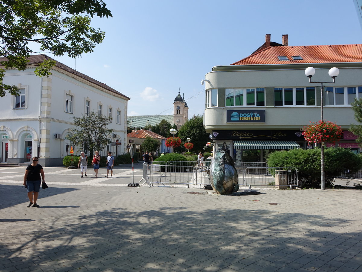 Levice / Lewenz, Vajce Brunnen und Turm der St. Michael Kirche (27.08.2019)