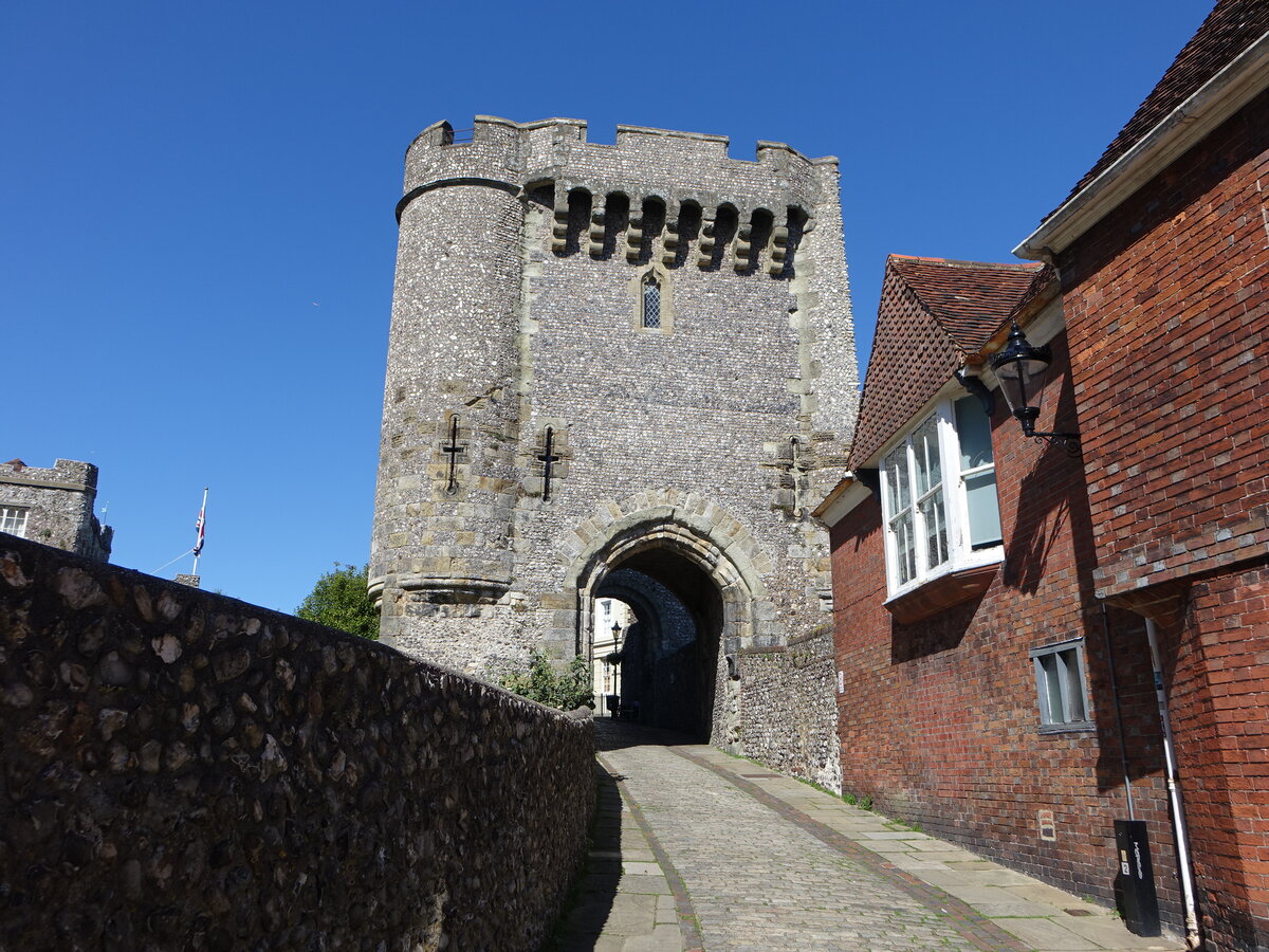 Lewes, normannisches Barbican Gate in der Castle Gate, erbaut im 14. Jahrhundert (04.09.2023)