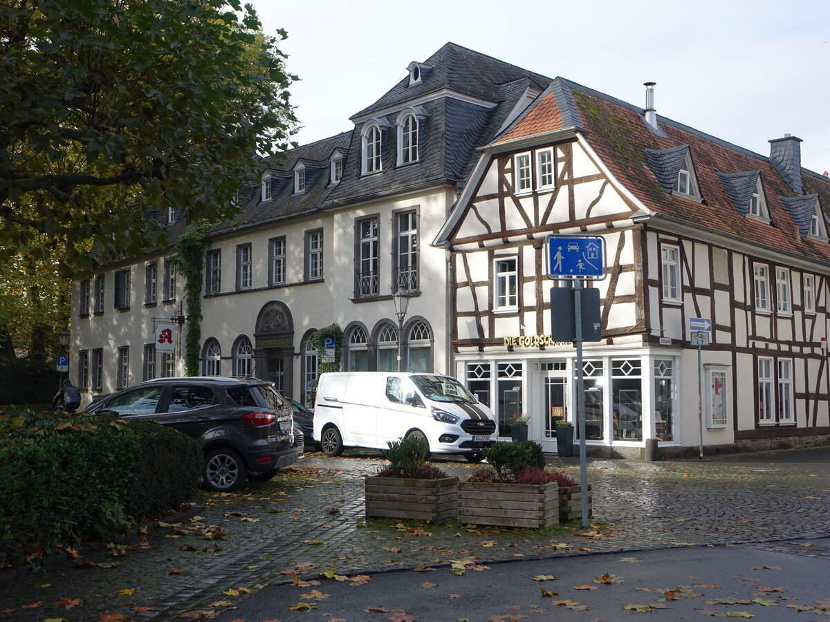 Lich, Gebude der Sparkasse und Apotheke in der Heinrich-Neeb-Str. (31.10.2021)