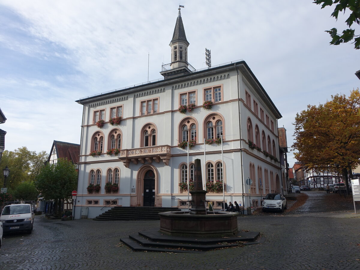 Lich, Rathaus und Brunnen am Kirchplatz (31.10.2021)
