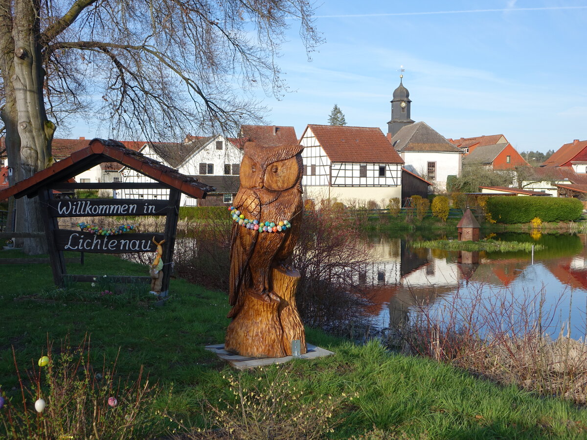 Lichtenau, Fachwerkhuser und Dorfkirche am Teich (22.04.2023)