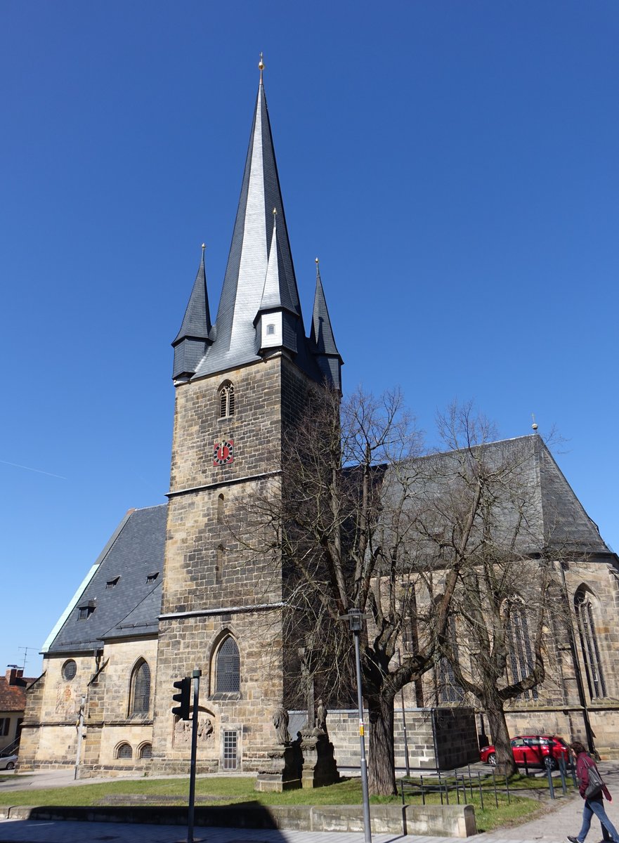 Lichtenfels, Stadtpfarrkirche Maria Himmelfahrt, Sandsteinquaderbau, flachgedeckter Saal mit in die Sdwand eingestelltem Turm, erbaut im 15. Jahrhundert (07.04.2018)