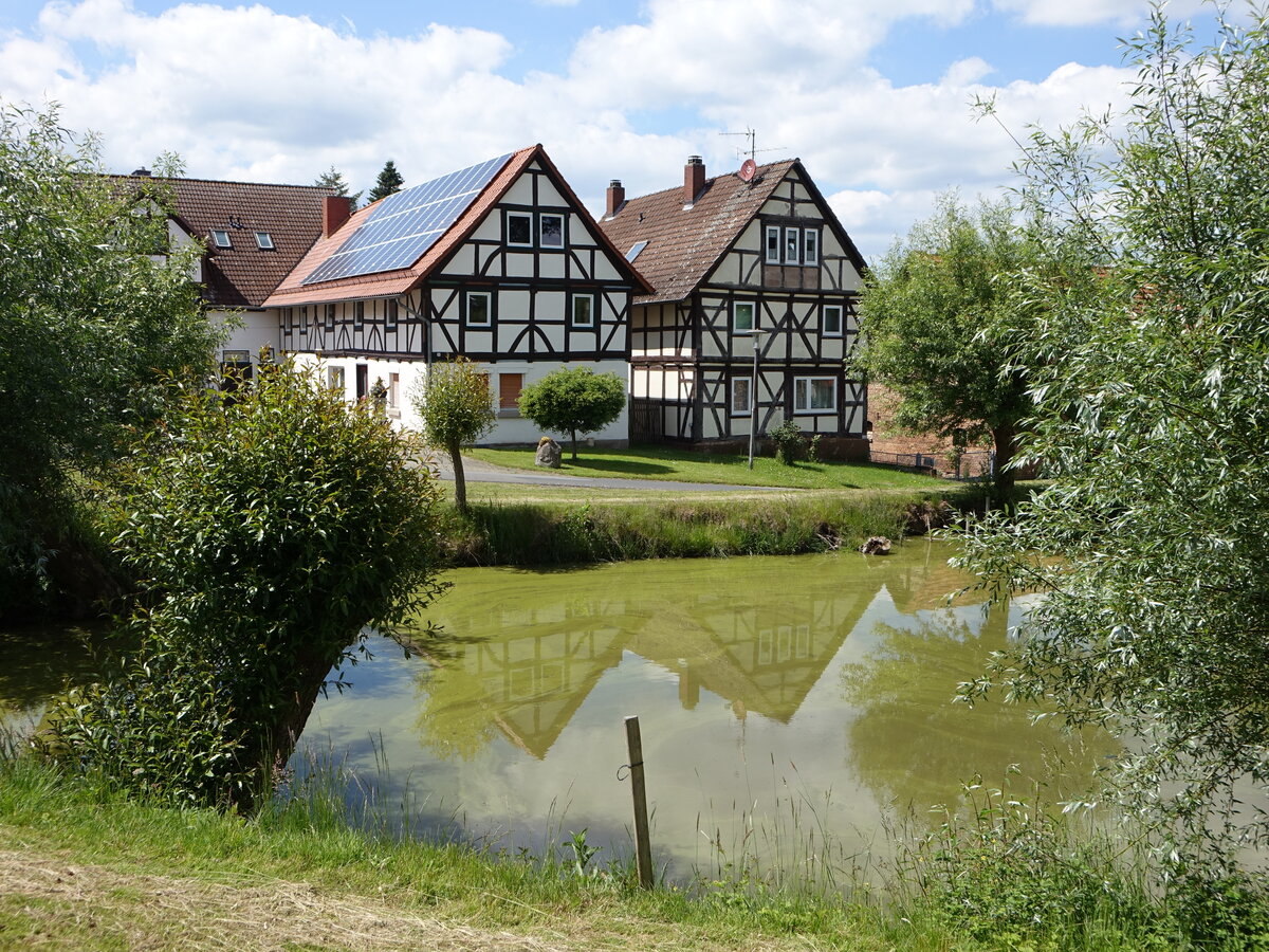 Lichtenhagen, Fachwerkhuser am Lschwasserteich (02.06.2022)