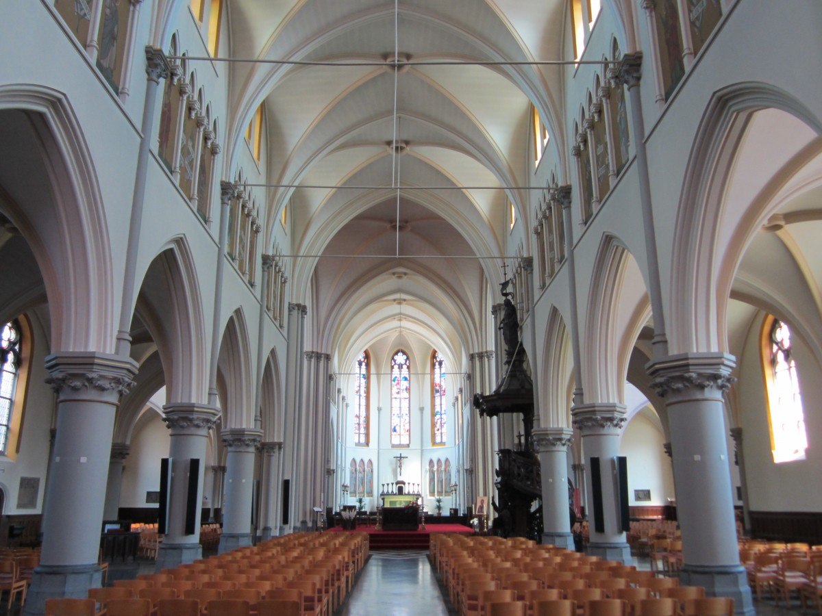 Lichtervelde, Innenraum der St. Jacobus Kirche, neobarocke Kanzel von Van Biesbrouck  (01.07.2014)