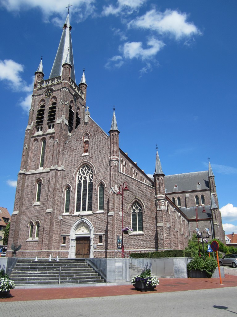 Lichtervelde, St. Jacobus Kirche, neugotische Kirche erbaut von 1876 bis 1879 (01.07.2014)