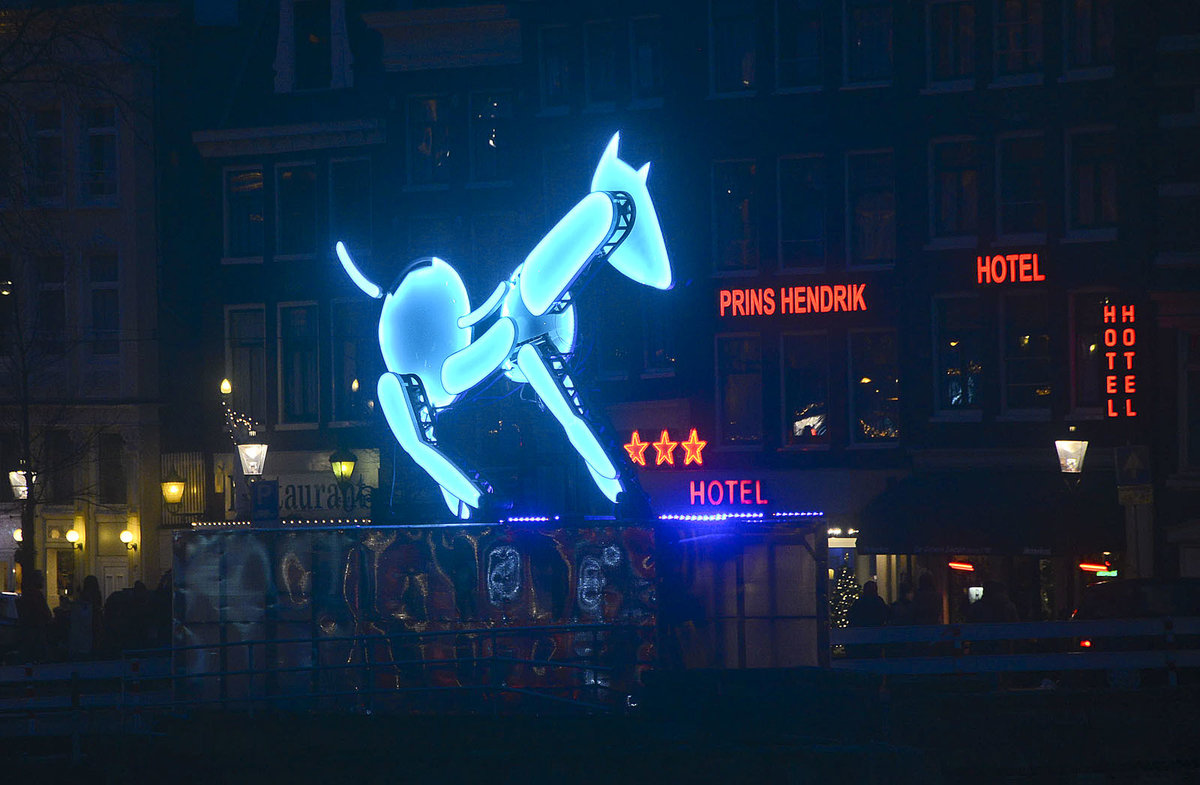 Lichtkunst Ana Morph am Prins Hendrikkade in Amsterdam. Aufnahme: 3. Januar 2017.