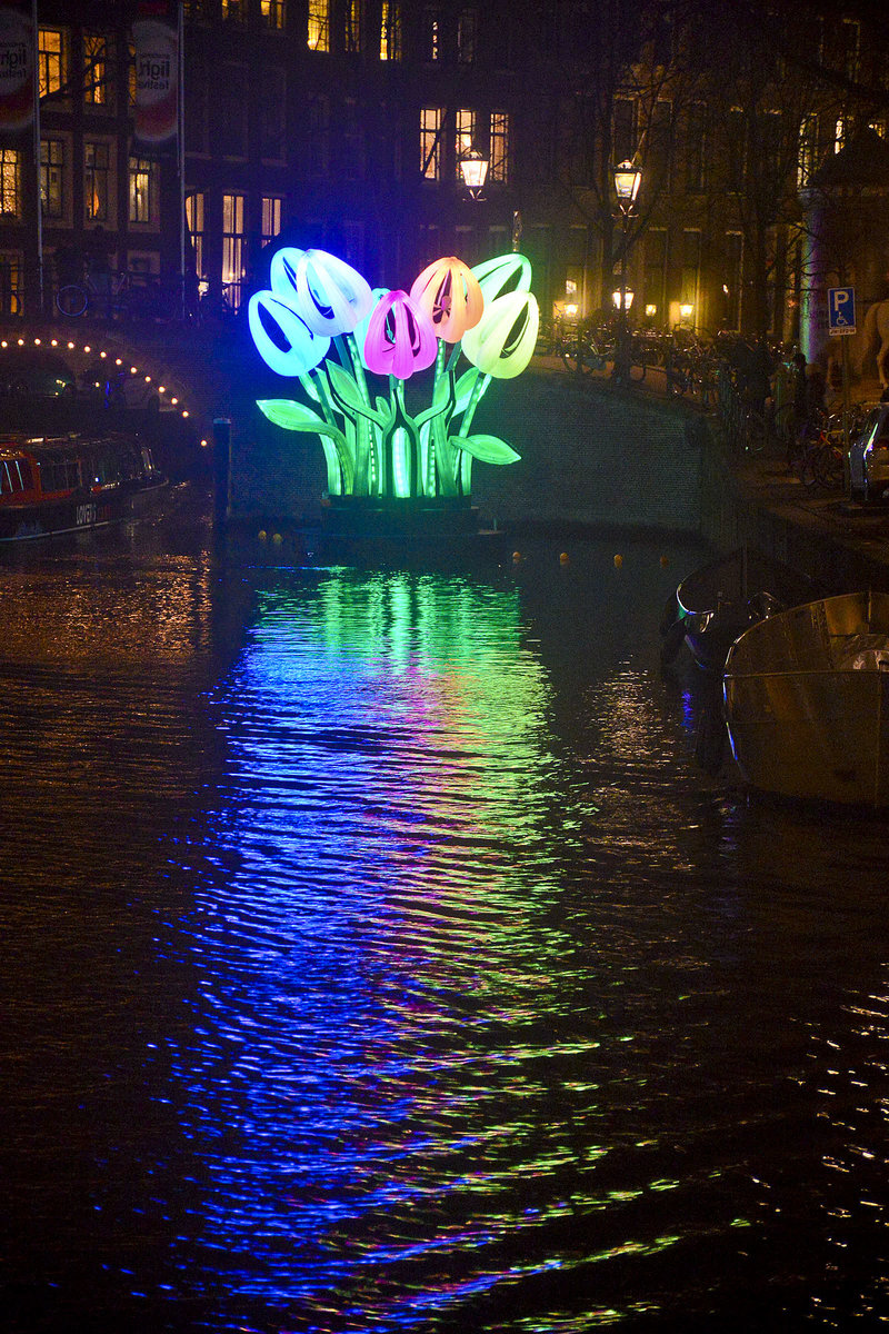 Lichtkunst Bunch of Tulips am Herengracht in Amsterdam. Aufnahme: 3. Januar 2017.