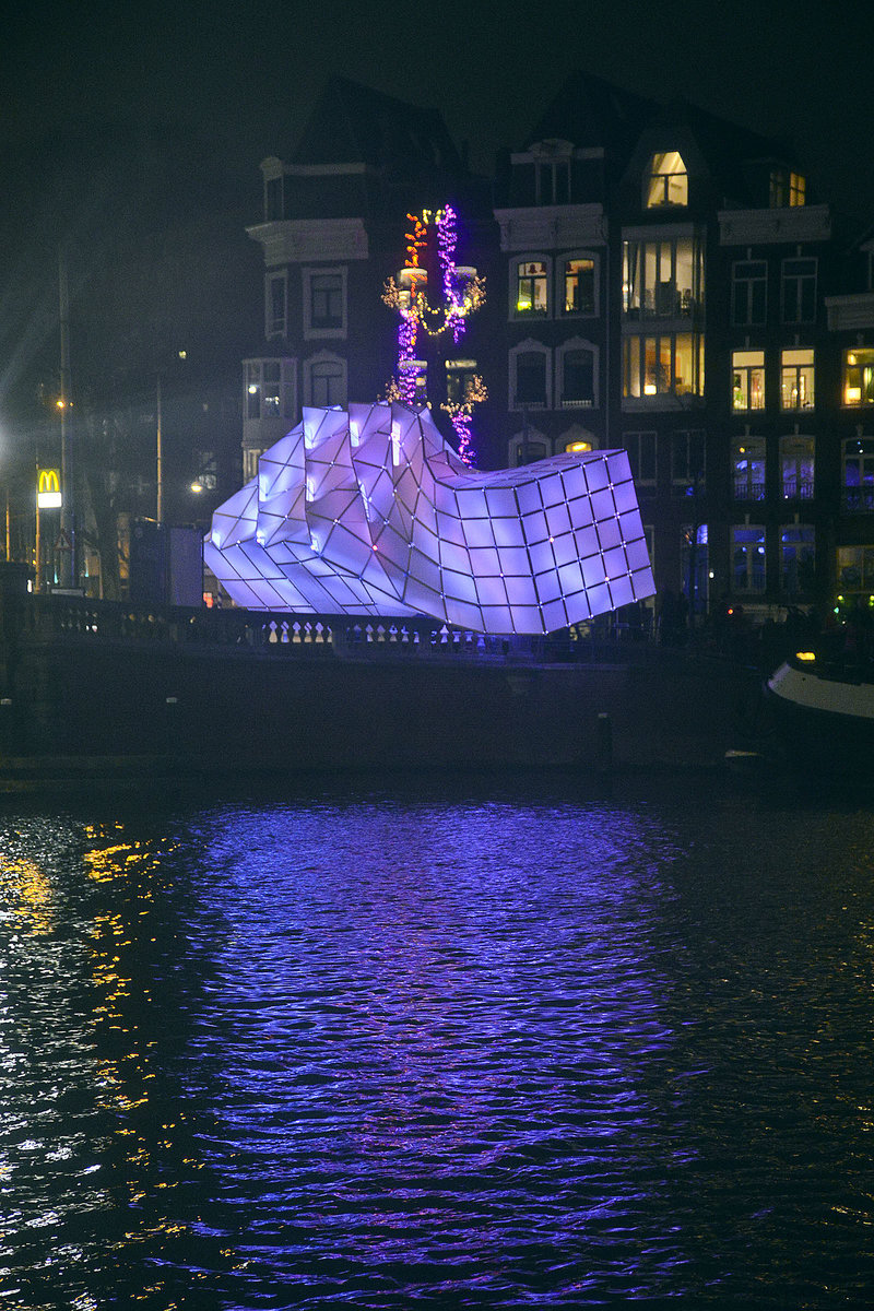 Lichtkunst Eye Beacon an der Amstel in Amsterdam. Aufnahme: 3. Januar 2017.
