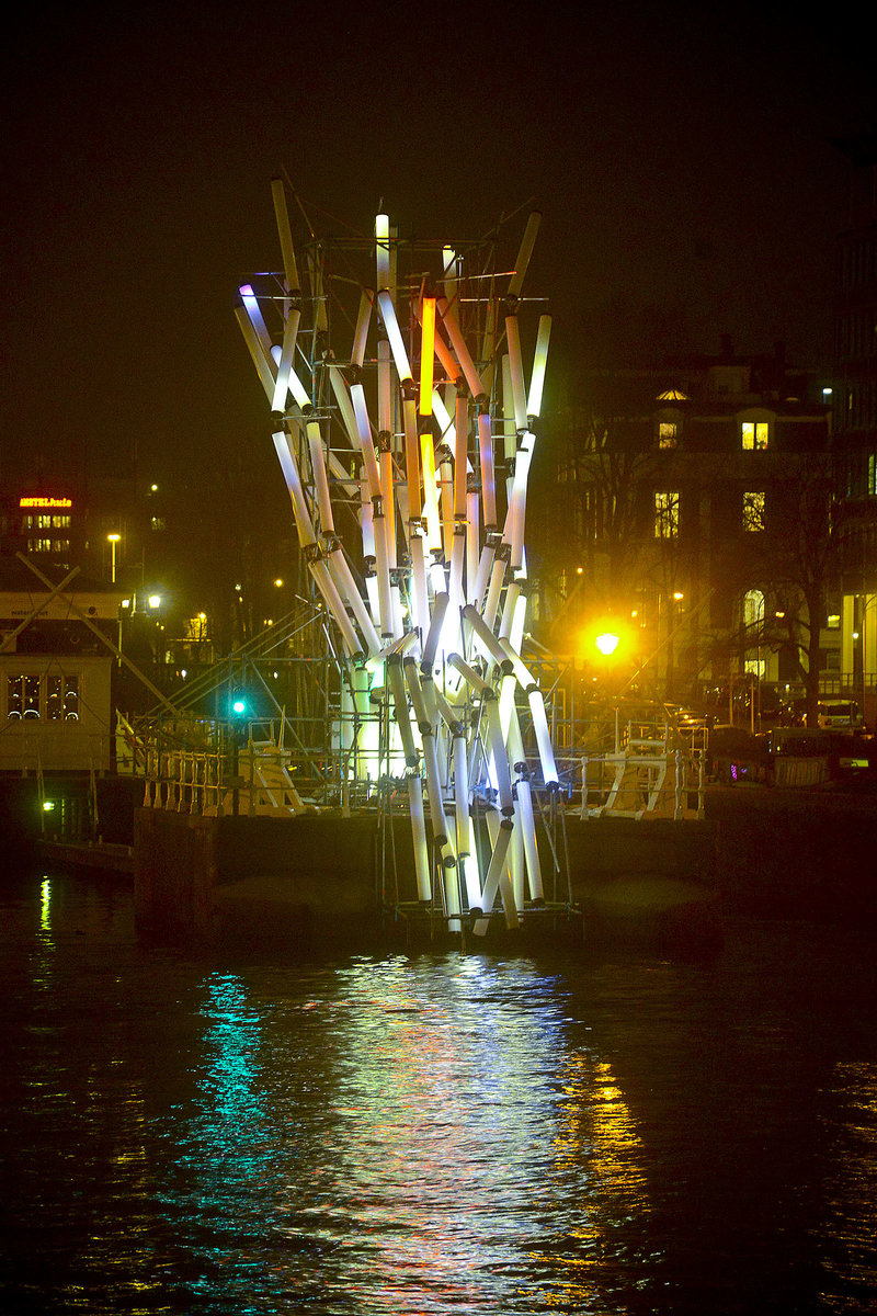 Lichtkunst an der Amstel in Amsterdam. Aufnahme: 3. Januar 2017.