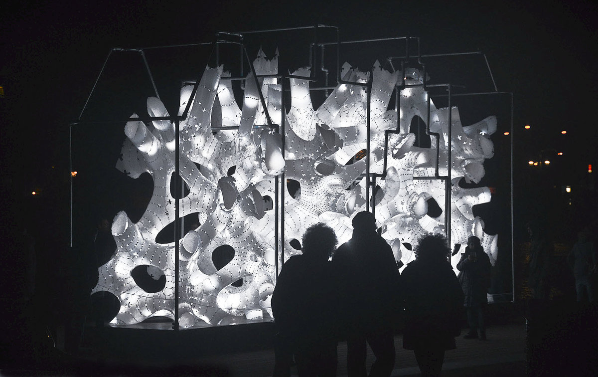 Lichtkunst an der Amstel  in Amsterdam. Aufnahme: 3. Januar 2017.