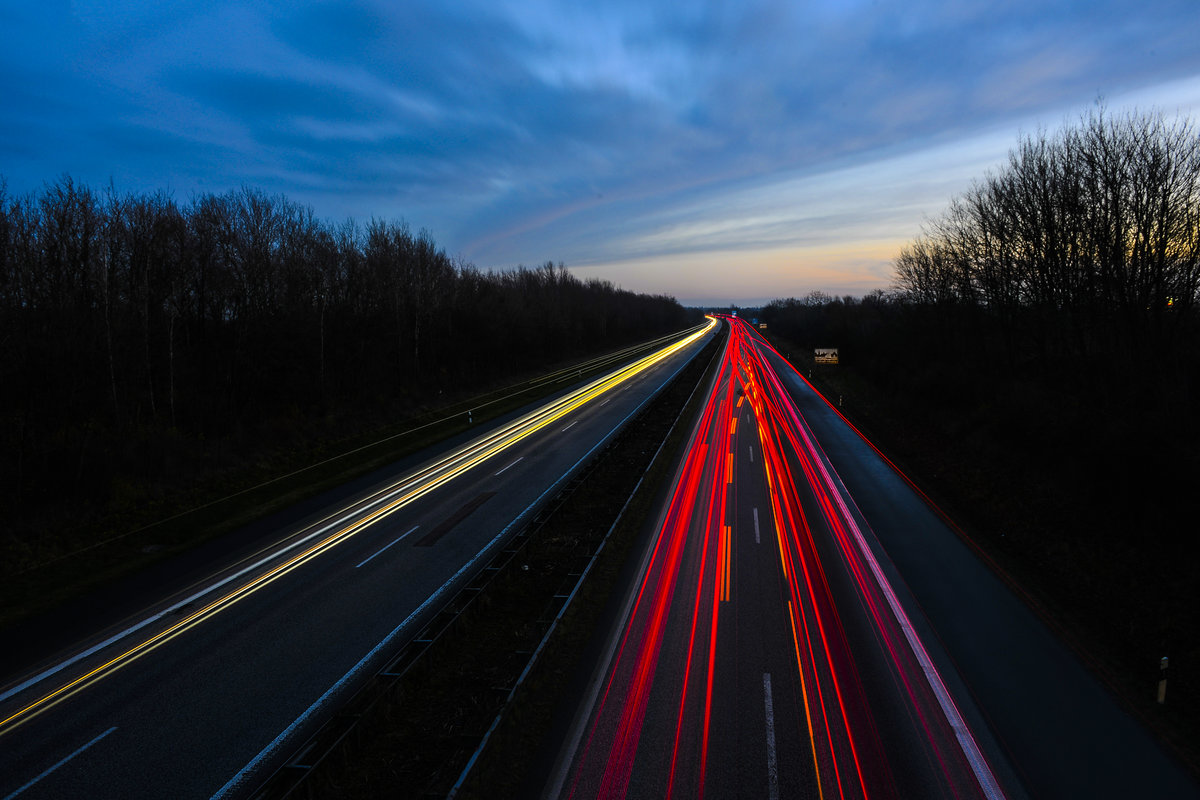 Lichtstreifen auf der Autobahn bei Ellund an der deutsch-dnischen Grenze. Aufnahme: 4. Dezember 2020.