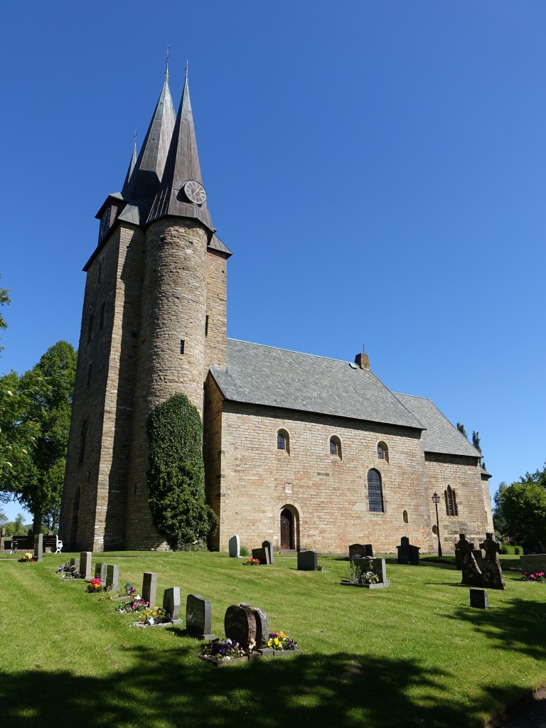Lidkping, romanische Kirche von Husaby, erste mittelalterliche Domkirche Schwedens, erbaut ab 1100, gotische Spitzbgen 14. Jahrhundert (15.06.2015)