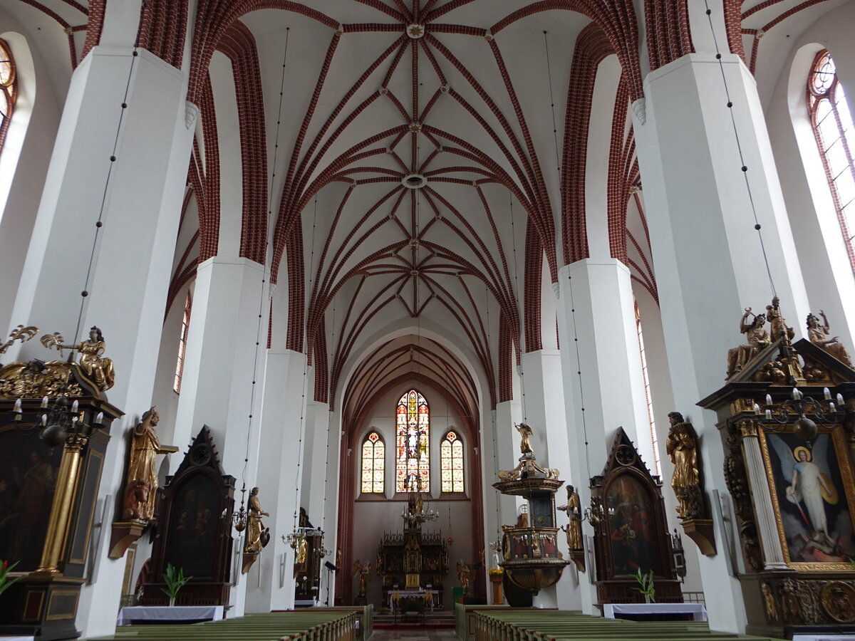 Lidzbark Warminski / Heilsberg, Innenraum mit Altre aus dem 17. Jahrhundert in der St. Peter und Paul Kirche (03.08.2021)