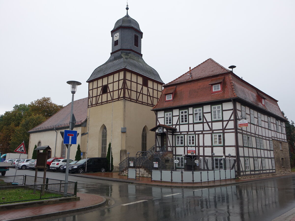 Liebenau, Ratskeller und evangelische Pfarrkirche am Kirchplatz (05.10.2021)