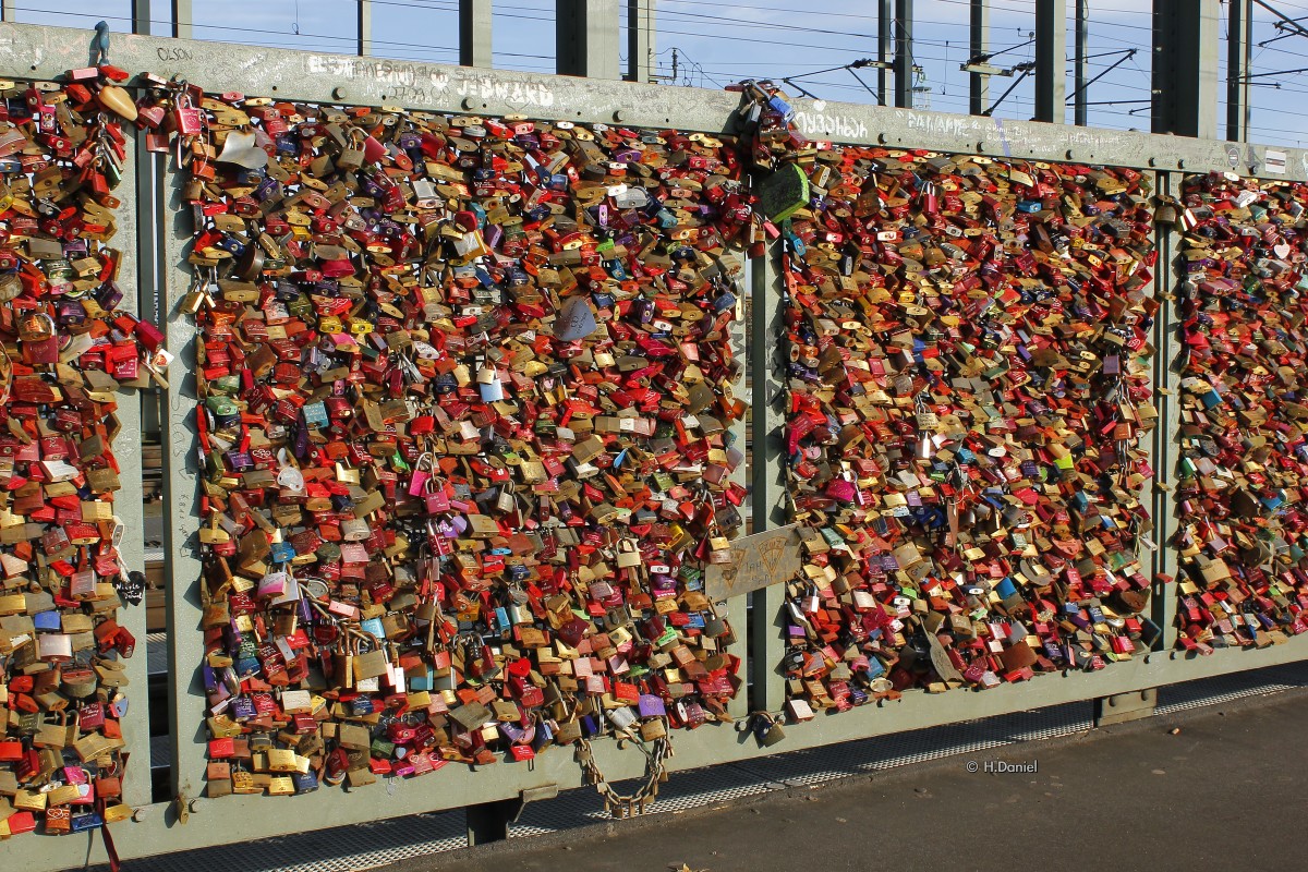 Liebesschlsser auf der Hohenzollernbrcke in Kln, am 29.12.2015.