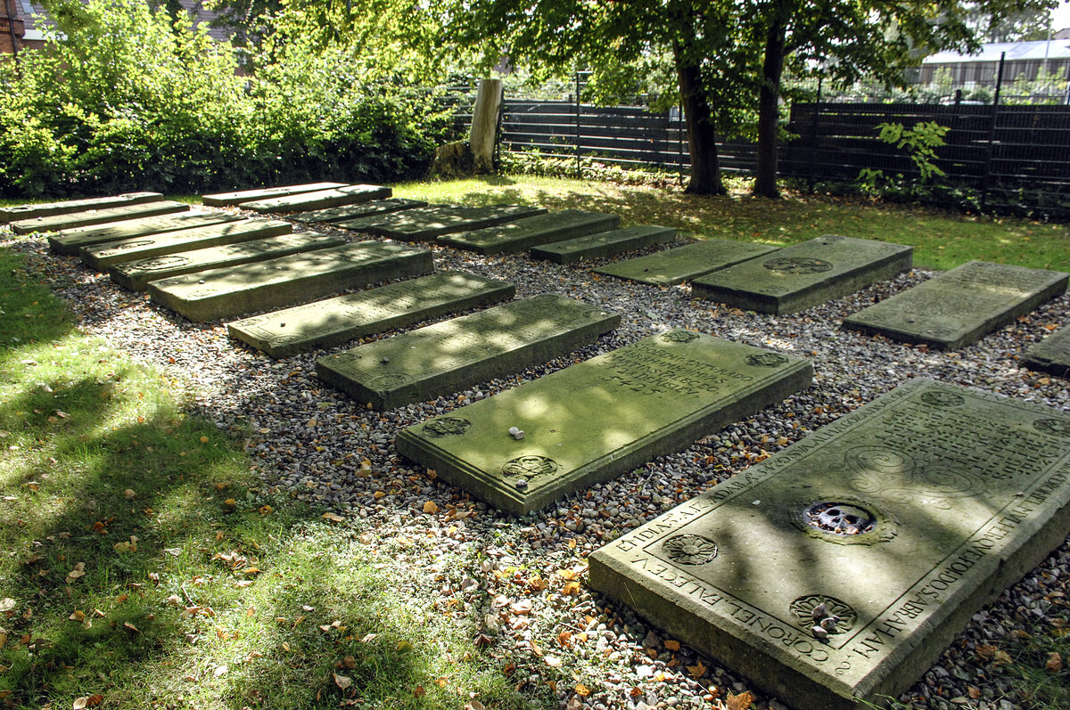 Liegende Grabsteine auf dem Jdischen Friedhof in Glckstadt an der Elbe. Auf dem Friedhof befinden sich heute noch zahlreiche liegende Grabsteine sephardischer Juden aus dem 17. und 18. Jahrhundert. Bemerkenswert sind die Symbole in den liegenden Grabsteinen wie: Sanduhren, Totenschdel, gekreuzte Knochen, Sbel, Sternzeichen, Kelch der Leviten, segnende Hnde eines Kohen und weitere Symbole. Aufnahme: 22. September 2021.