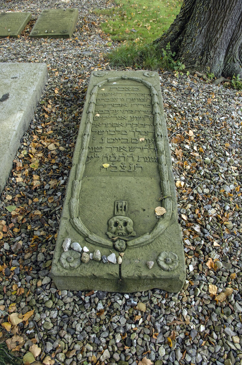 Liegender Grabstein auf dem Jdischen Friedhof in Glckstadt an der Elbe. Der Jdische Friedhof  urde bereits 1622 angelegt, 1941 eingeebnet und nach 1945 teilweise wieder hergestellt. Der Friedhof ist somit einer der ltesten in Schleswig-Holstein. Aufnahme: 22. September 2021.