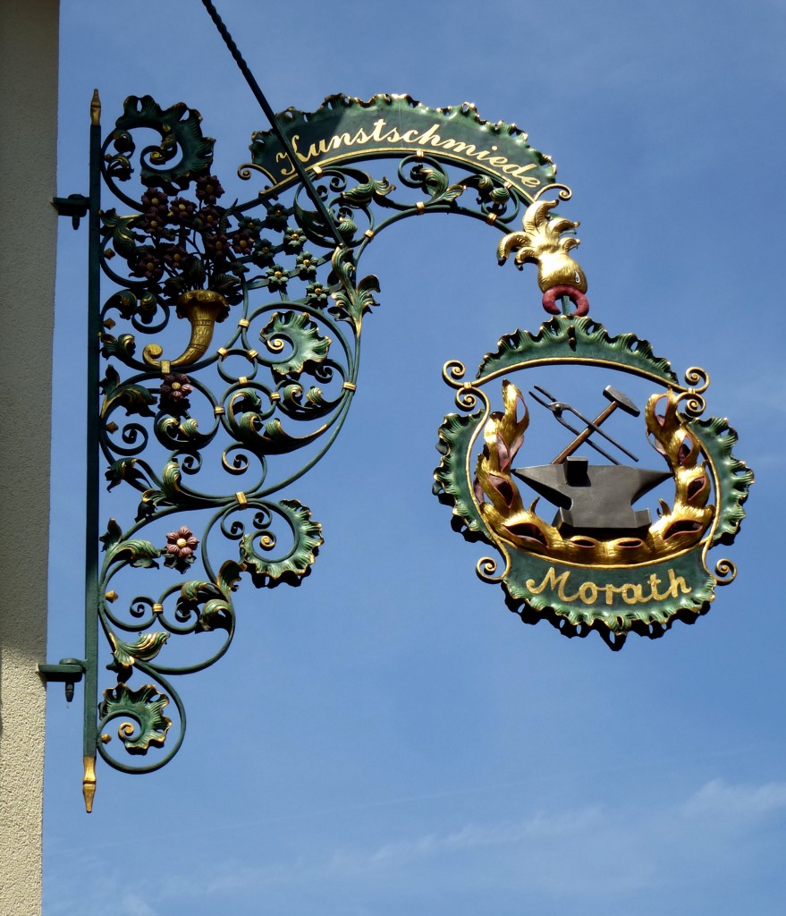 Lienheim, Firmenschild an der Kunstschmiede Morath,  Juli 2013