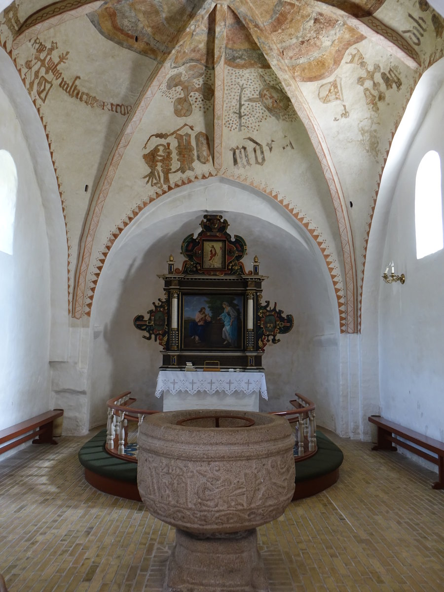 Lihme, Altar, Taufstein und Fresken in der Ev. St. Vincent Kirche (25.07.2019)