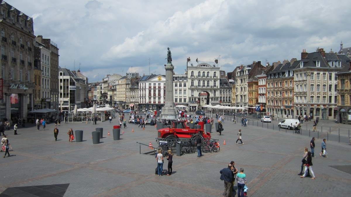 Lille, Place du General de Gaulle mit Statue La Colonne de la Deesse (30.06.2014)