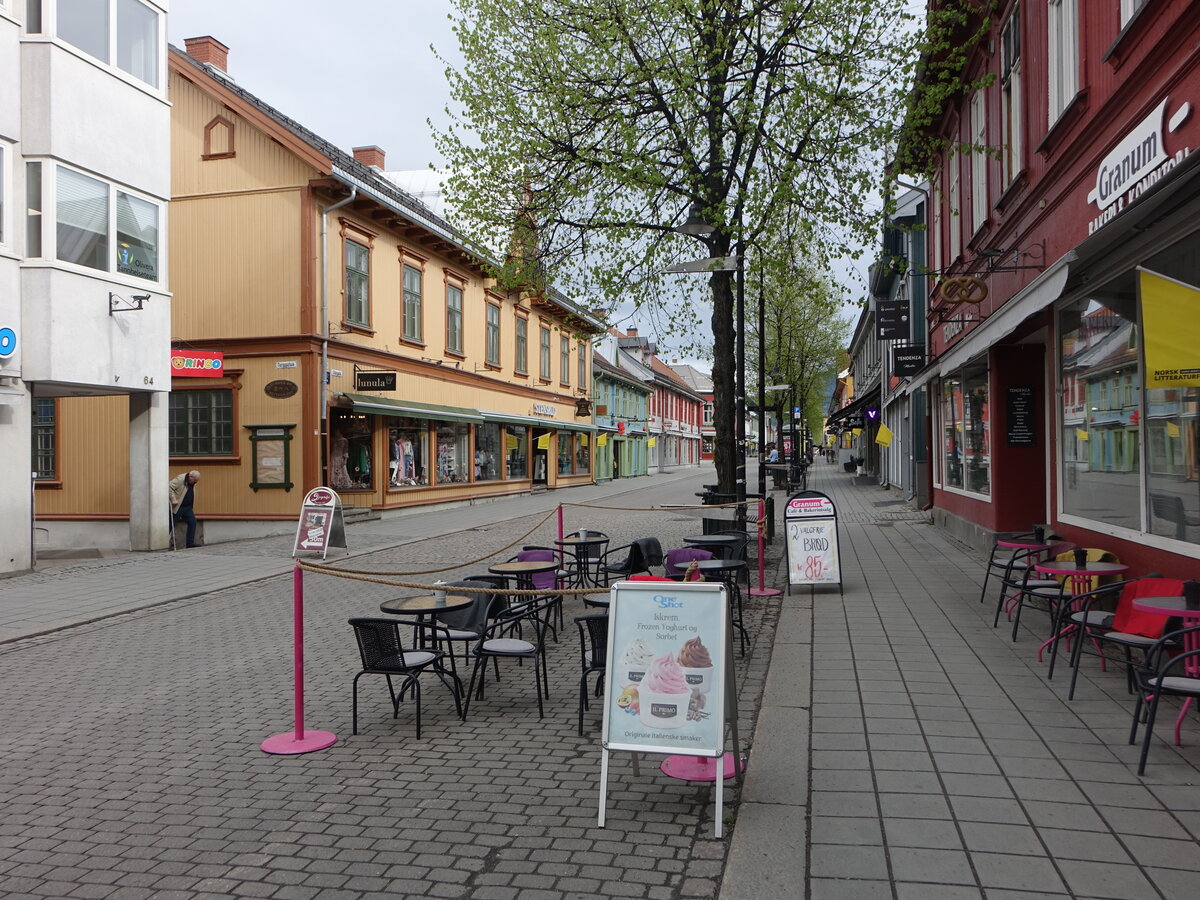 Lillehammer, Cafe und Geschftshuser in der Storgata Strae (24.05.2023)
