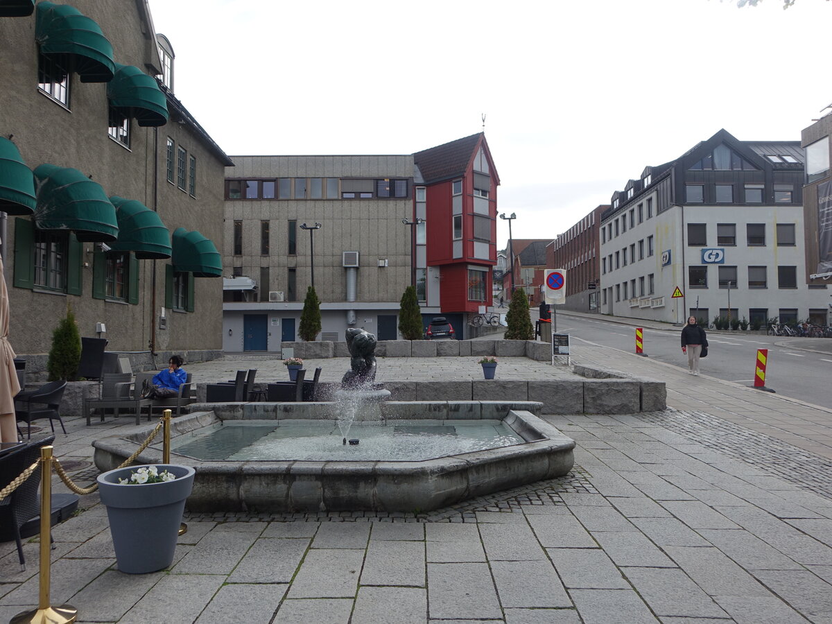 Lillehammer, Gebude und Brunnen am Stortorget Platz (24.05.2023)