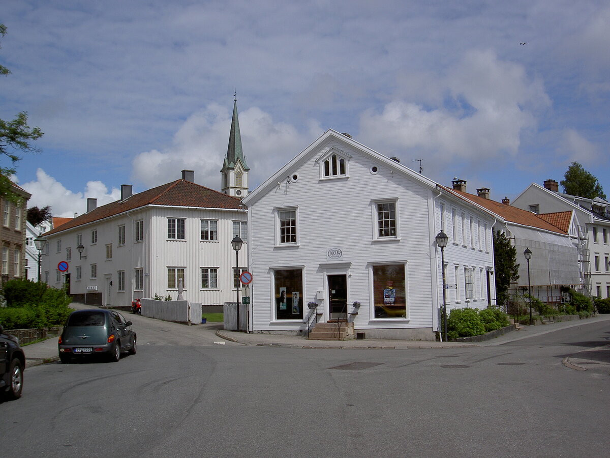 Lillesand, weie Holzhuser in der Kirkegata Strae (24.06.2013)