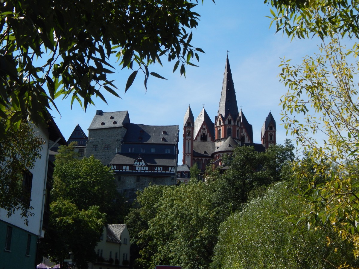 LIMBURG- Blick auf den sptromanischen Dom St. Georg auf dem Felsen
hoch ber der Lahn,am 26.8.2015