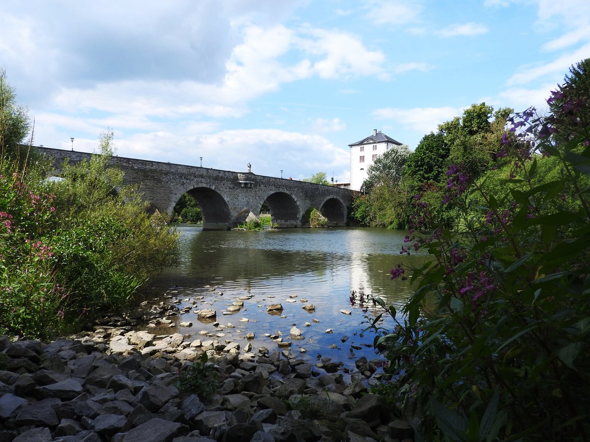 LIMBURG/HESSEN und die ALTE LAHNBRCKE-
im 14. Jahrhundert erbaut fhrte im Mittelalter die  Via Publica  von KLN nach
FRANKFURT ber sie.Neben DOM und den wunderschnen Altstadthusern ist sie wohl
das beliebteste Fotomotiv der Lahnstadt,hier am 6.8.2016...