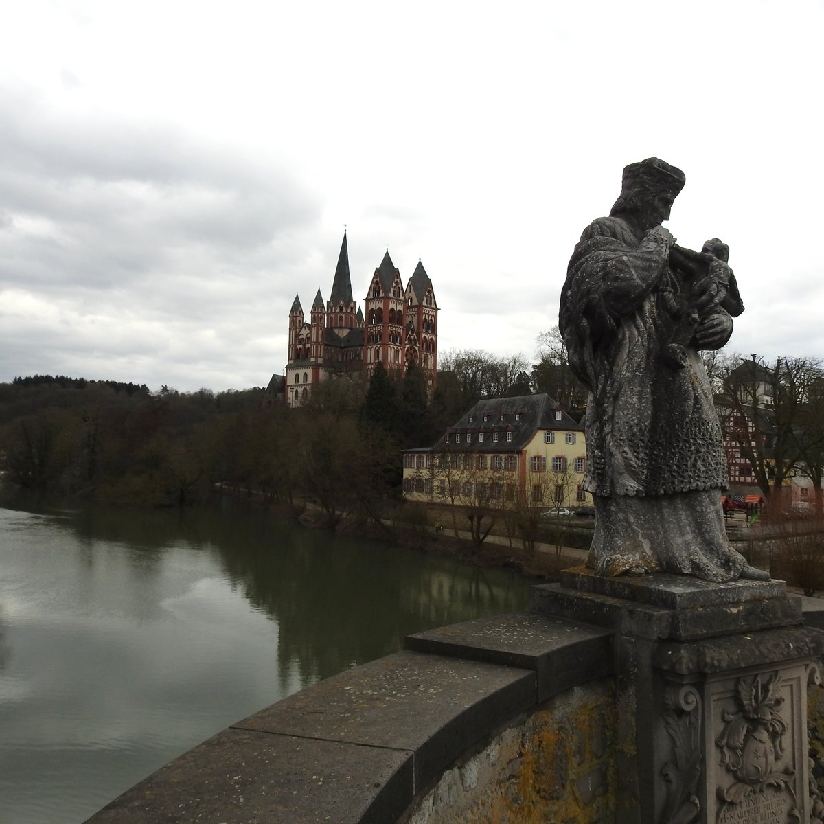 LIMBURG/HESSEN-BLICK VON DER LAHNBRCKE AUF DOM UND LAHN
Am 8.3.2018 fllt der Blick von der alten LAHNBRCKE im Stadtzentrum auf den GEORGSDOM
und die Lahn....