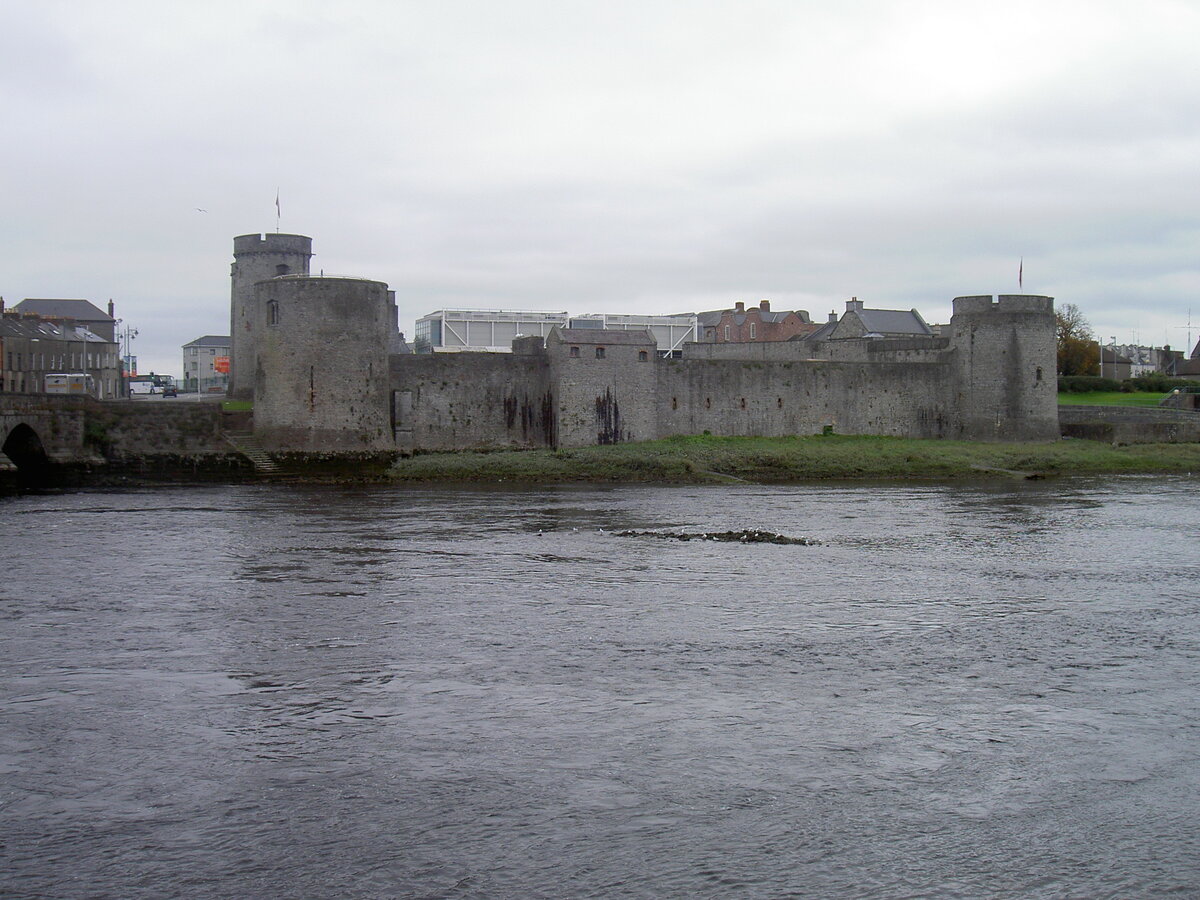 Limerick, King John´s Castle, Burg aus dem 13. Jahrhundert am Shannon River (10.10.2007)