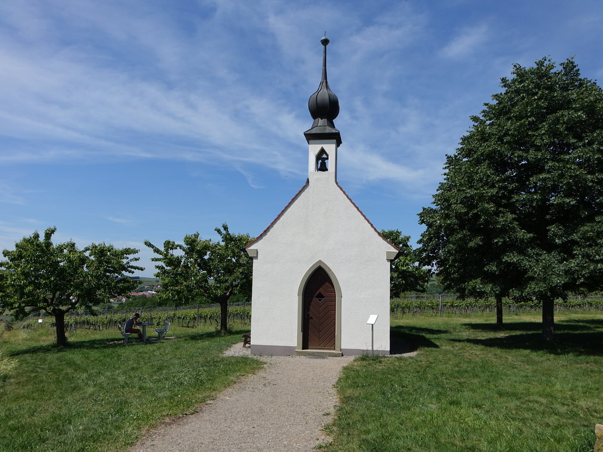 Lindach, kath. Marienkapelle, Langhaus mit eingezogenem halbrundem Chor und Dachreiter, erbaut im 18. Jahrhundert (28.05.2017)