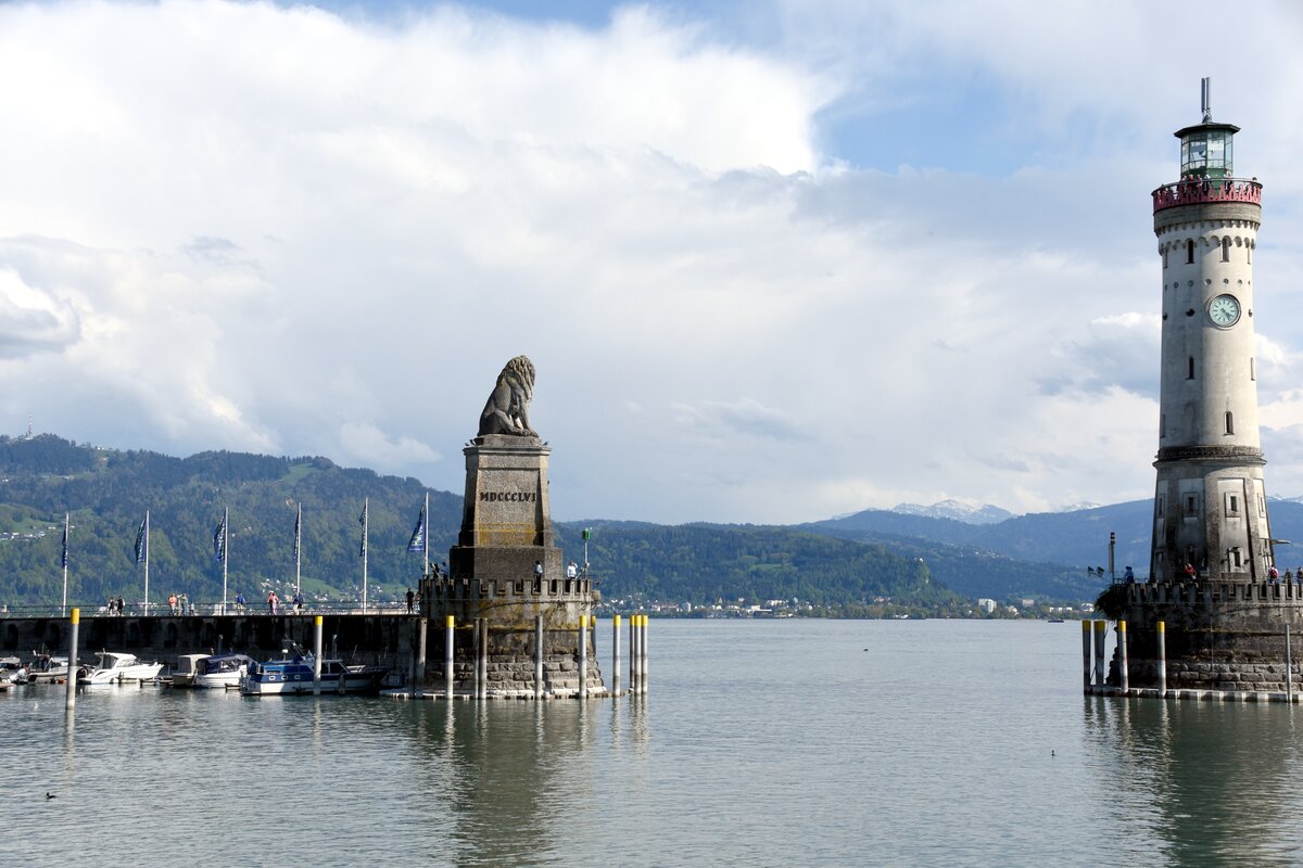 LINDAU/Bodensee (Landkreis Lindau/Bodensee), 23.04.2025, die Hafeneinfahrt wird begrenzt vom neuen Leuchtturm von 1856 auf der Westseite und von der Statue des Bayerischen L�wen auf der Ostseite