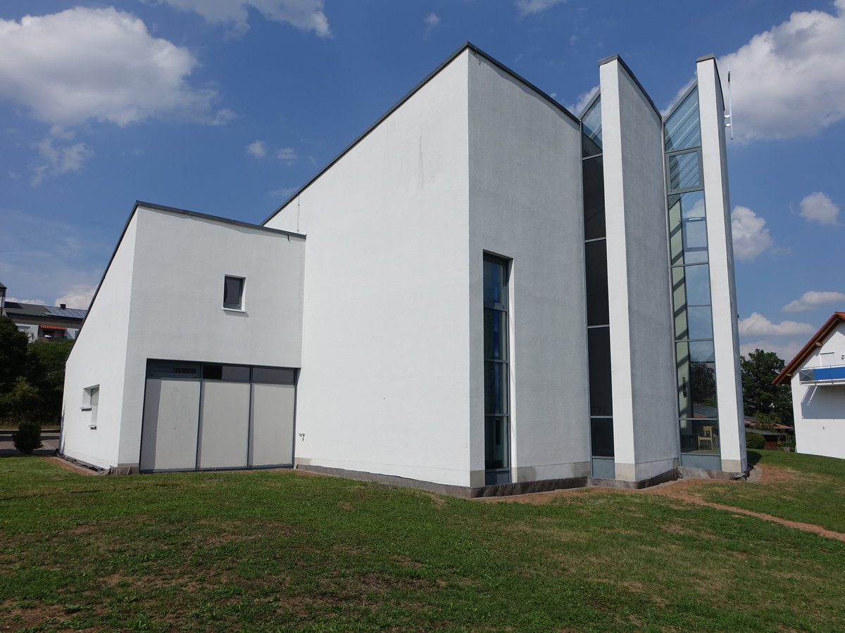 Lindenhof, kath. Dreifaltigkeitskirche in der Ringstrae (19.08.2018)