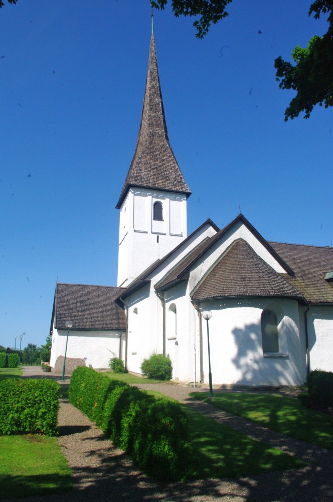 Linkping, Kirche von Kaga, erbaut um 1100, Turm erbaut im 16. Jahrhundert (11.07.2013)