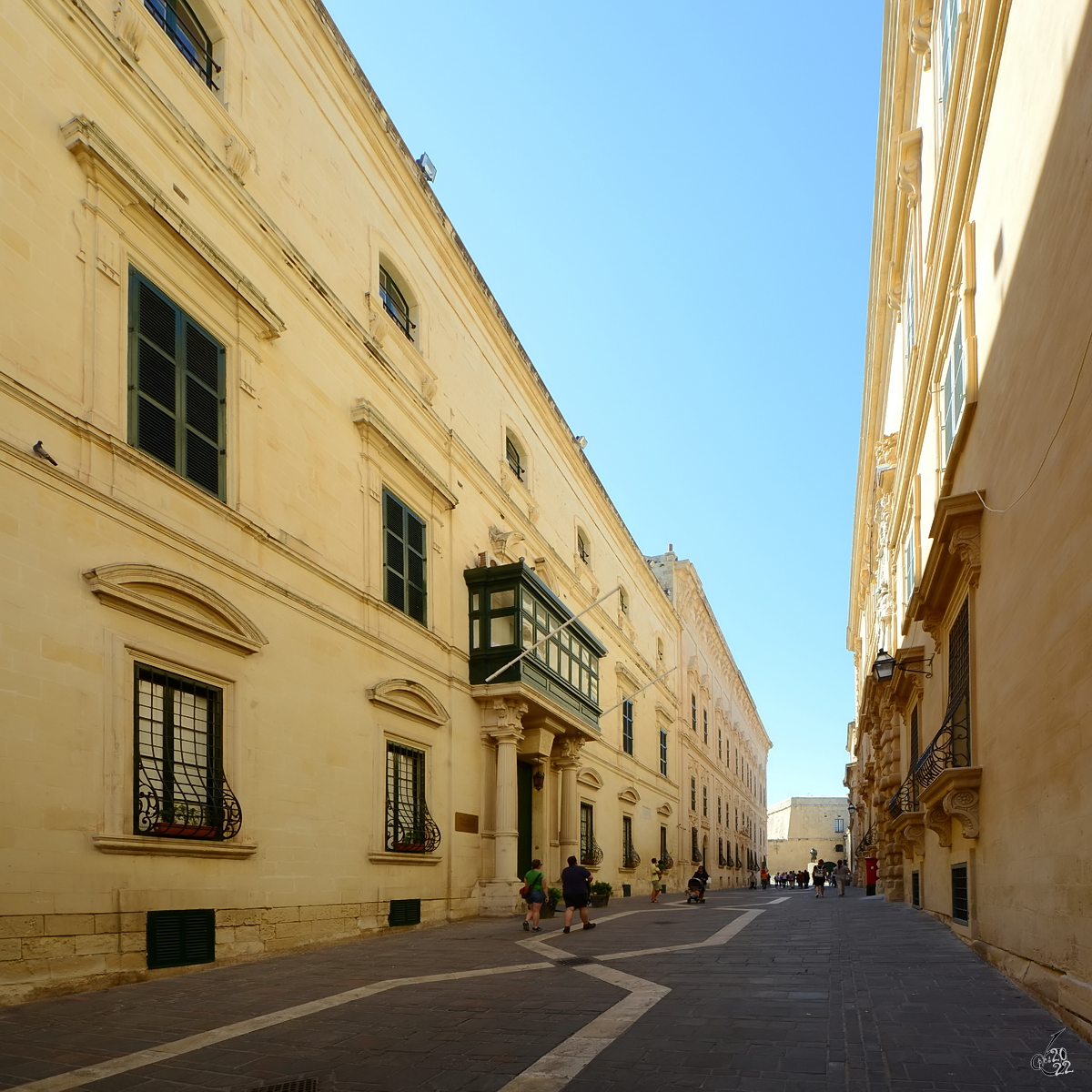 Links ist das in den 1740er Jahren erbaute Palazzo Parisio, dem aktuellen Sitz des maltesischen Auenministeriums. (Valletta, Oktober 2017)