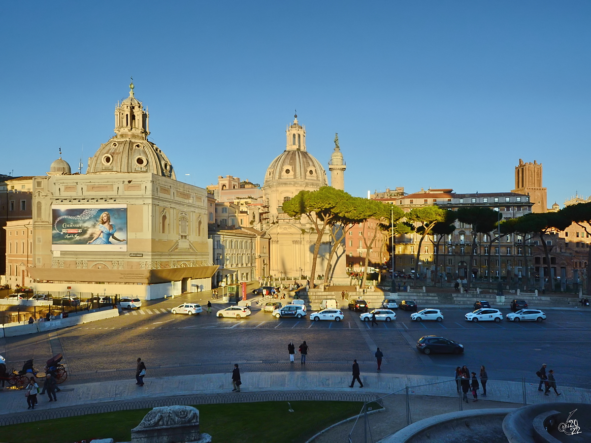 Links im Bild die aus dem 16. Jahhundert stammende (und eingehllte) Kirche Santa Maria di Loreto, dahinter die aus der Mitte des 18. Jahrhundert stammende Kirche Santissimo Nome di Maria al Foro Traiano und die Trajanssule. (Rom, Dezember 2015)