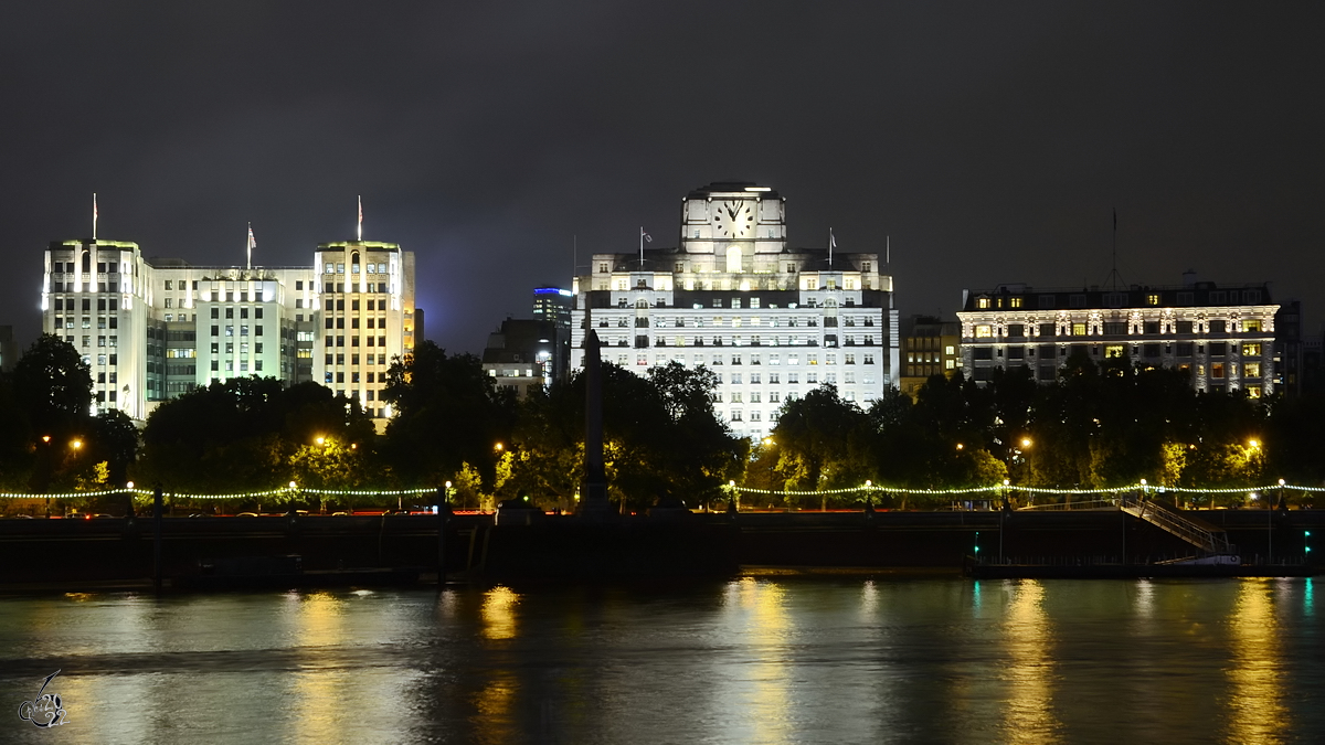 Links das Brogebude  The Adelphi , in der Mitte das 1932 erffnete Shell Mex House und rechts das 1889 erffnete Savoy Hotel. (London, September 2013)