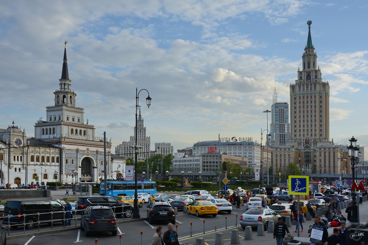 Links der Kasaner Bahnhof in unmittelbarer Nhe zum Jaroslawler und dem Leningrader Bahnhof am Komsomolskaja-Platz in Moskau. (Mai 2016)