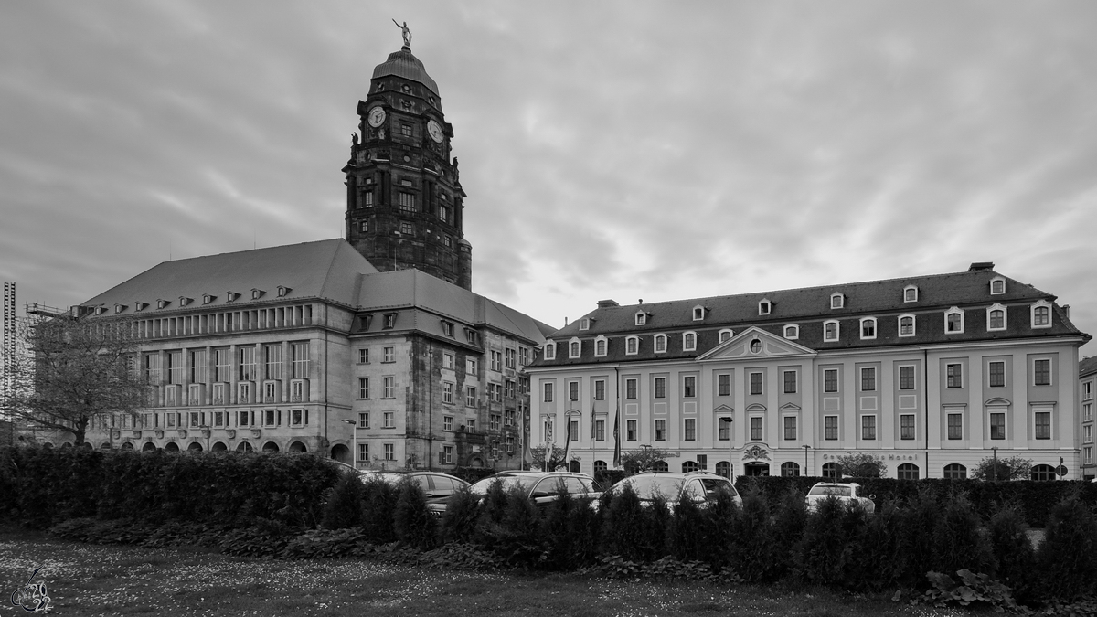 Links das neue Rathaus Dresden, rechts das Gewandhaus Dresden. (April 2014)